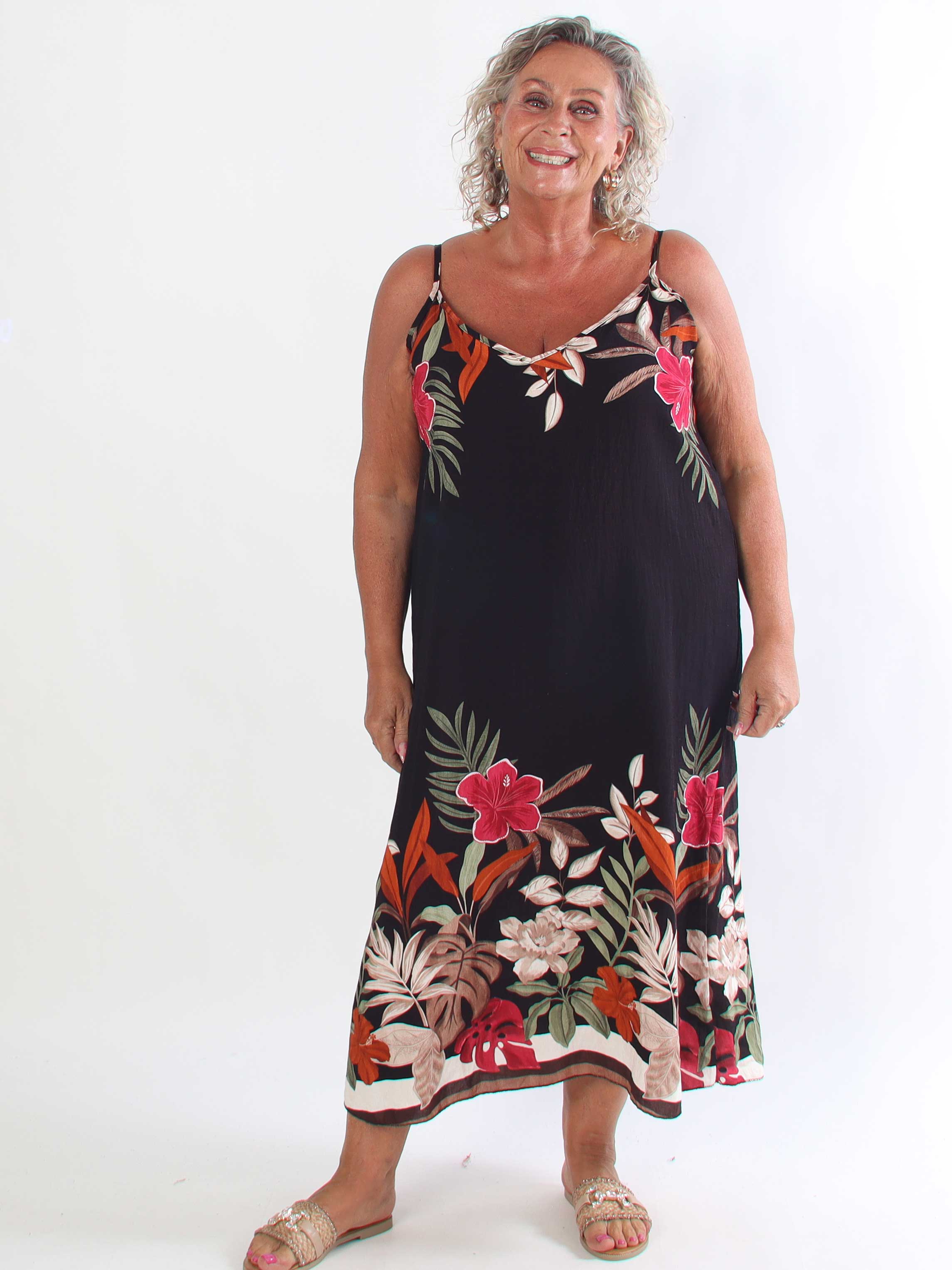 Fahima - Sød plus size stropkjole i viskose med eksotiske blomstermotiver